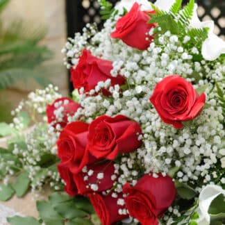 Bouquet "Passion Éternelle" – Roses rouges & Gypsophile
