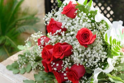 Bouquet "Passion Éternelle" – Roses rouges & Gypsophile